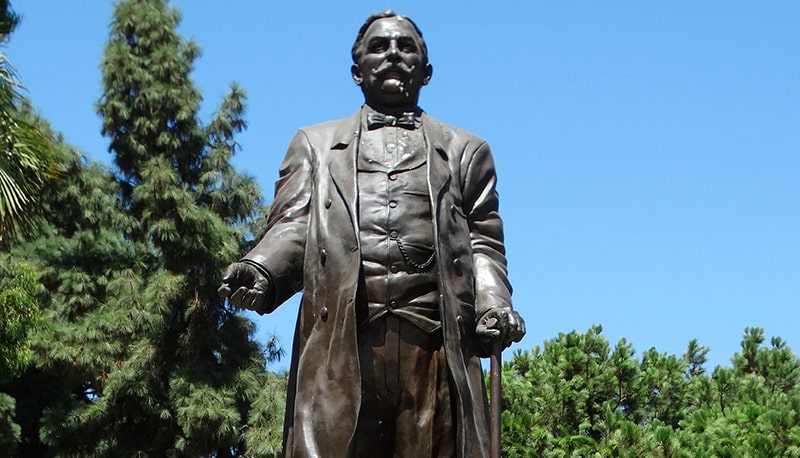 J-Griffith-statue J-Griffith-statue